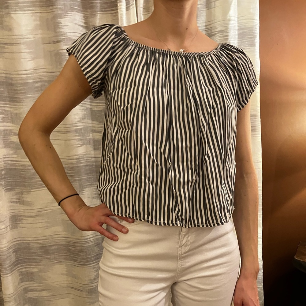 Top, white and black stripes. S